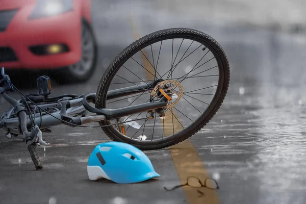 Accidente Accidente Coche Con Bicicleta Carretera Día Lluvioso — Foto de Stock