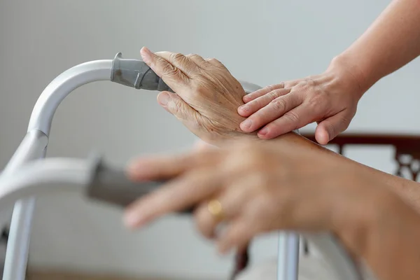 Anziani Asiatico Donna Utilizzando Walker Casa Con Caregiver Prendere Cura — Foto Stock