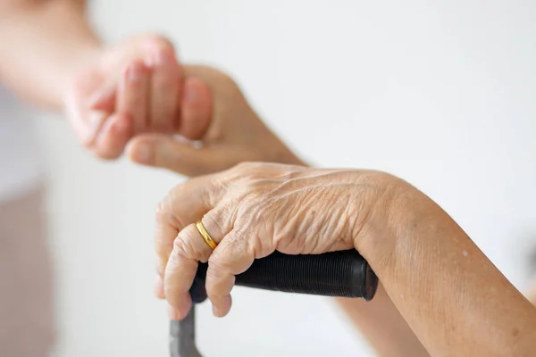 Anziani Asiatico Donna Utilizzando Bastone Casa Con Caregiver Prendere Cura — Foto Stock