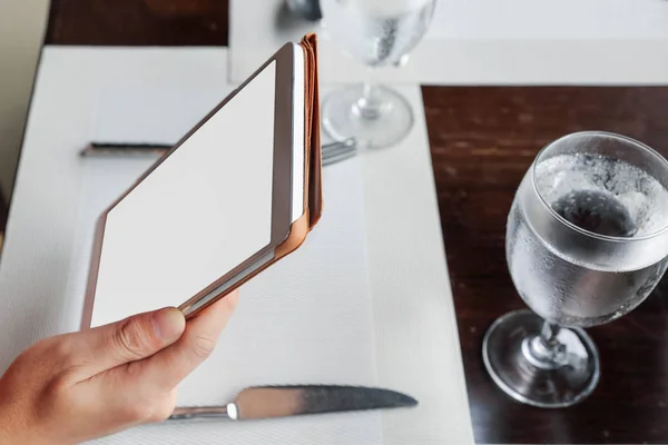 Donna Seduta Con Tablet Sul Tavolo Pranzo Nel Ristorante — Foto Stock