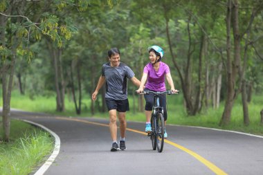 Orta yaşlı çift ile onların Bisiklet Park yürüme