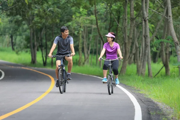 Pareja Mediana Edad Ejercicio Relajante Con Bicicleta Parque —  Fotos de Stock