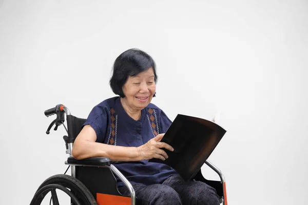 Senior Aziatische Vrouw Die Lacht Tijdens Het Lezen Tijdschrift Witte — Stockfoto