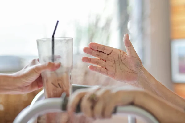 Äldre Kvinna Ett Glas Kakao Från Vårdgivare — Stockfoto