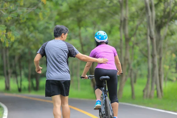 Pareja Mediana Edad Caminando Con Bicicleta Parque —  Fotos de Stock