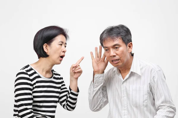 Frau Zeigt Mit Dem Finger Auf Ihren Mann Und Beschuldigt — Stockfoto