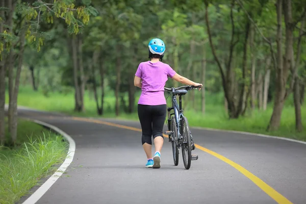 Esercizio Rilassamento Mezza Età Con Bicicletta Nel Parco — Foto Stock