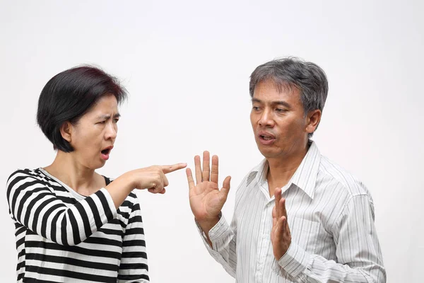 Kadın Onu Işaret Karşı Parmak Kocası Suçlama — Stok fotoğraf