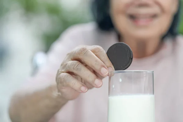 Mano Anziana Immergendo Biscotto Cioccolato Nel Bicchiere Latte — Foto Stock