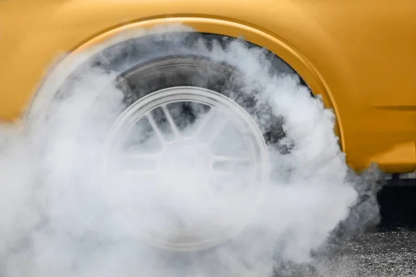 Przeciągnij Samochód Wyścigowy Spala Gumę Opon Przygotowaniu Wyścigu — Zdjęcie stockowe