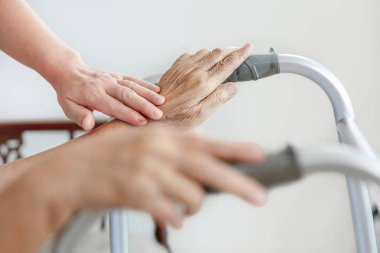 Bir walker evde bakıcı ile kullanarak yaşlı Asyalı kadın kendine iyi bak