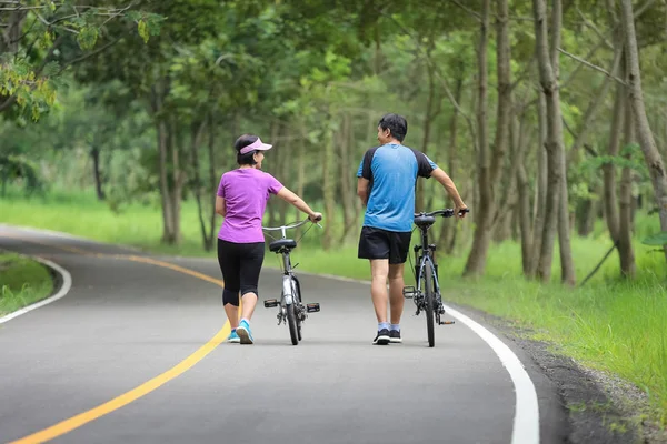 Pareja Mediana Edad Ejercicio Relajante Con Bicicleta Parque —  Fotos de Stock