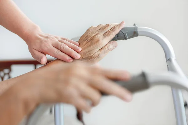 Anziani Asiatico Donna Utilizzando Walker Casa Con Caregiver Prendere Cura — Foto Stock