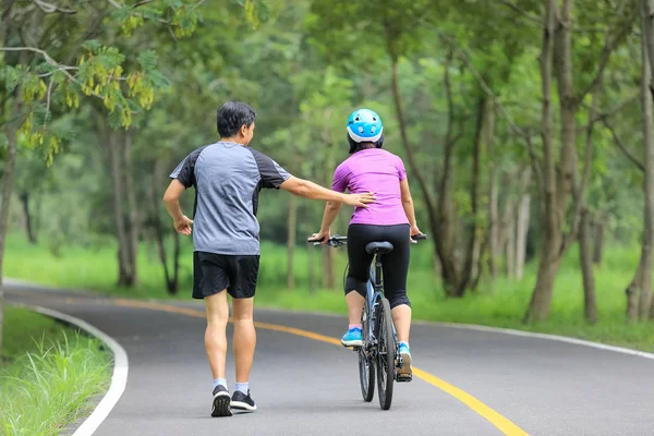 Coppia Mezza Età Piedi Con Bicicletta Nel Parco — Foto Stock