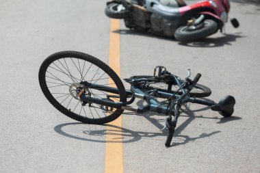 Kaza motosiklet kazasında yolda bisiklet ile