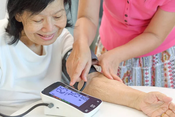 Dochter Controle Van Bloeddruk Hypertensie Van Bejaarde Moeder Thuis — Stockfoto