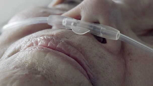 Donna Anziana Con Tubo Respiratorio Nasale Aiutarla Respirare — Video Stock