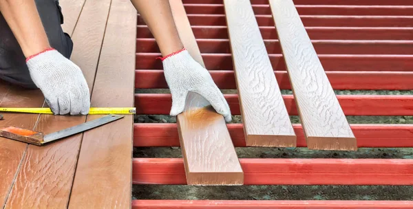 労働者のテラスのための木製の床をインストールします — ストック写真