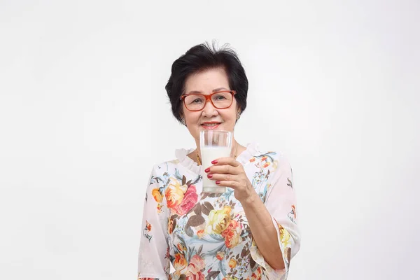 Femme Âgée Tenant Verre Lait Isolée Sur Fond Blanc — Photo