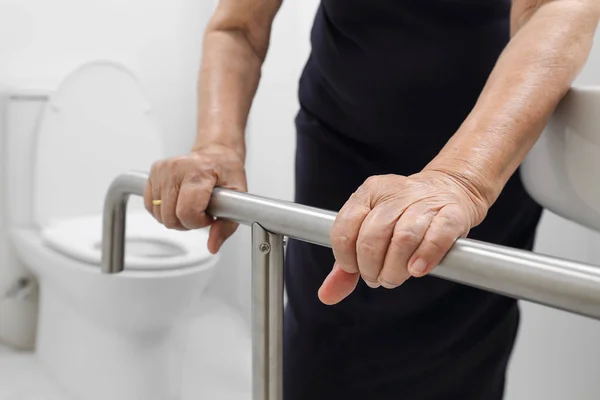 Bejaarde Vrouw Houden Leuning Toilet — Stockfoto