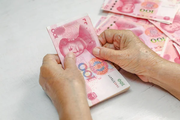 Chino Senior Mujer Contando Dinero Para Pago — Foto de Stock