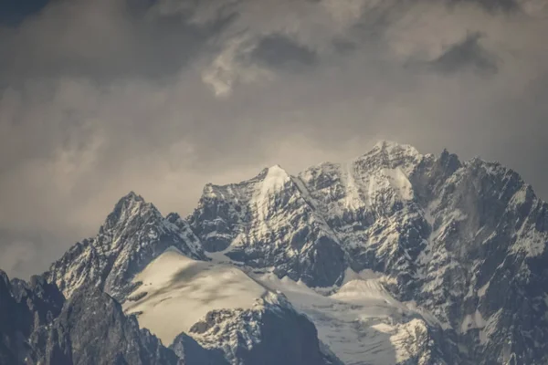Jade Dragon Snow Mountain, Lijiang, Yunnan Çin. Dünya Mirası eski kasabadan fotoğraf çekmek.
