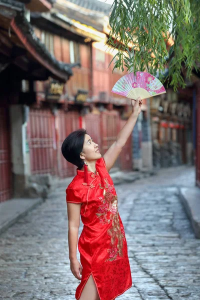 Touristin Mit Traditioneller Chinesischer Kleidung Der Altstadt Von Lijiang Yunnan — Stockfoto