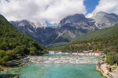 Beyaz su nehir ya da Baishui Nehri ve Jade Dragon Snow Mountain, Lijiang, Yunnan, Çin. 