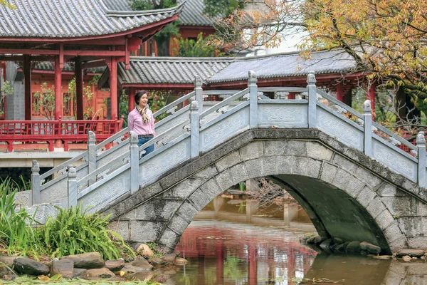 Traveler Turist Kvinna Offentlig Park Oldtown Dali Yunnan Kina — Stockfoto