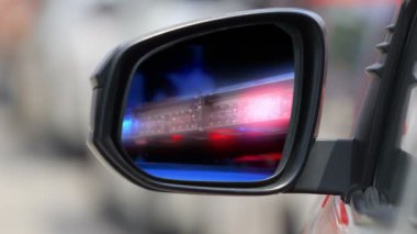 Kurtarma kamyon yan görünümü ayna arabada acil siren ışıklar yanıp sönüyor