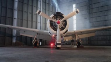 Hangarda uçak