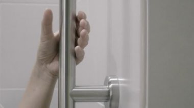 Küpeşte tuvalet üzerinde tutan kadın.