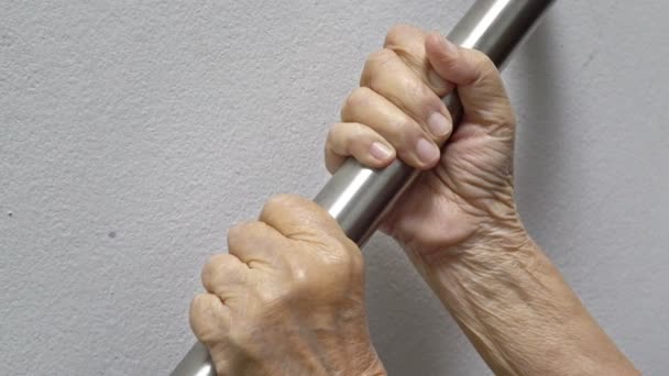 Bejaarde Vrouw Houden Leuning Voor Veiligheid Lopen Stappen — Stockvideo