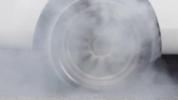 Sürüklenen Yarış Arabası Yarışa Hazırlanırken Lastiklerini Yakıyor — Stok video