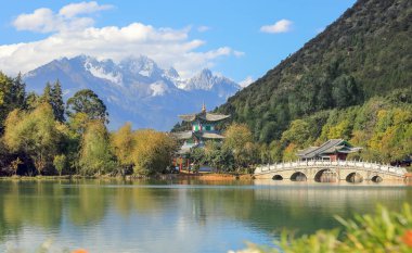 Jade Dragon Snow Mountain ve Suocui köprünün diğer tarafında Black Dragon havuzu Jade bahar Park, Lijiang, Yunnan Eyaleti, Çin.