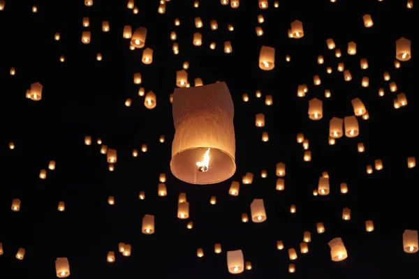 Tourist Floating Sky Lanterns Loy Krathong Festival Chiang Mai Tailândia — Fotografia de Stock