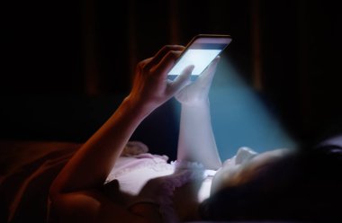 Geceleri gözlerini zarar telefonunuzdan mavi ışık