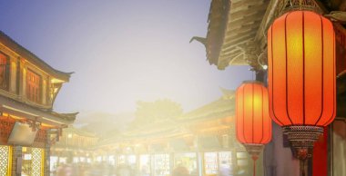 Akşam Lijiang 'ın eski kasabasında kargalı bir turist vardı..