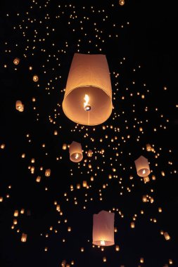 Loy Krathong festivalinde yüzen turist gökyüzü fenerleri, Chiang Mai, Tayland.
