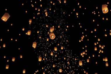 Loy Krathong festivalinde yüzen turist gökyüzü fenerleri, Chiang Mai, Tayland.