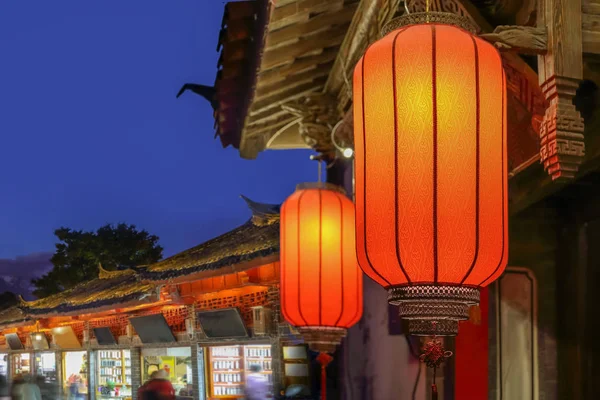 Akşam Lijiang 'ın eski kasabasında kargalı bir turist vardı..