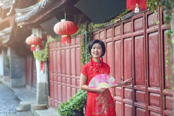 Touristin Mit Traditioneller Chinesischer Kleidung Der Altstadt Von Lijiang Yunnan — Stockfoto