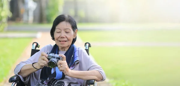 Mulher Idosa Relaxar Com Hobby Quintal — Fotografia de Stock