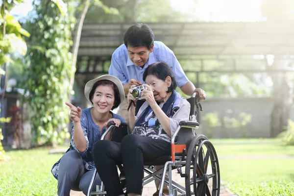 Son Daughter Law Looking Elderly Mother Backyard — Stock Photo, Image