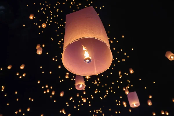 Tourist Floating Sky Lanterns Loy Krathong Festival Chiang Mai Thailand — стоковое фото