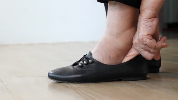 Mujer Mayor Poniéndose Zapatos — Vídeo de stock