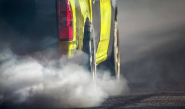 Araç egzoz borusu yolda hava kirliliği
