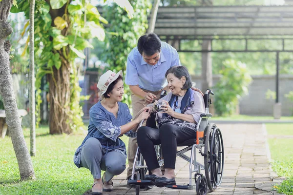 Oğlum ve kızım hukuk yaşlı anne arka bahçede bakıyorum
