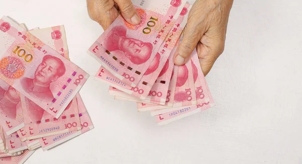 Čínská Starší Žena Počítání Peněz Platbu — Stock fotografie