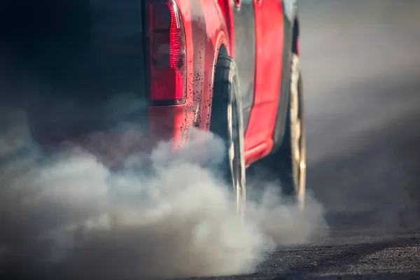 空气污染从道路上的车辆排气管 — 图库照片